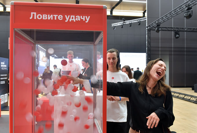 Участники и гости форума на стенде hh.ru