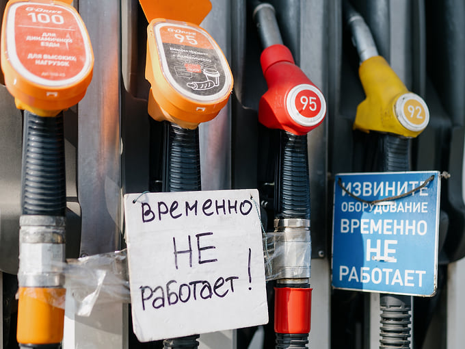 Бензин встал в очередь