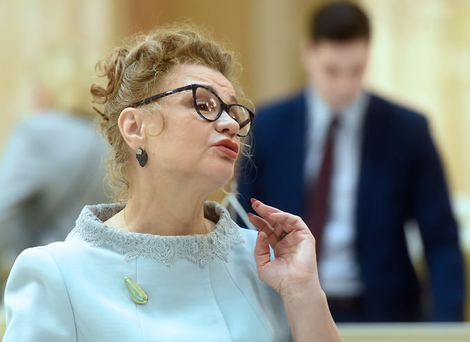 Прокурор предложил отправить Рахову в исправительную колонию общего режима на 5 лет со штрафом в размере 3 млн рублей, а также запретить ей занимать государственные должности в течение 2,5 лет. Депутат Рахова выступать в прениях не стала, заявив, что выскажется во время последнего слова