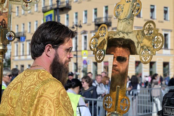 «День перенесения мощей святого князя Александра Невского и общегородской крестный ход». Участник крестного хода