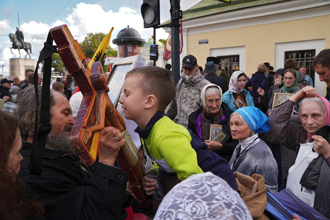 «День перенесения мощей святого князя Александра Невского и общегородской крестный ход». Участники крестного хода