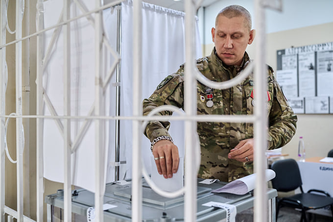 Участник СВО во время голосования на избирательном участке