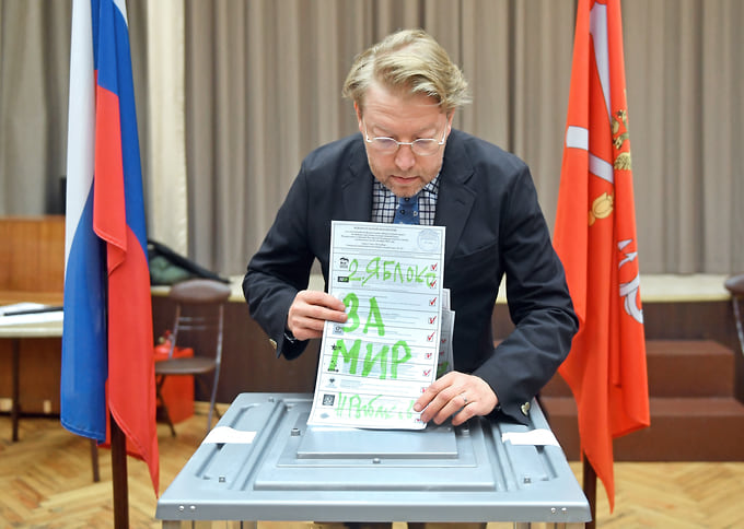 Председатель политической партии «Яблоко» Николай Рыбаков во время голосования