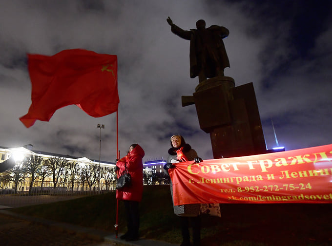 Митинг Петербургского отделения партии «Коммунисты России» в 102-ю годовщину Октябрьской революции  на площади Ленина у Финляндского вокзала 