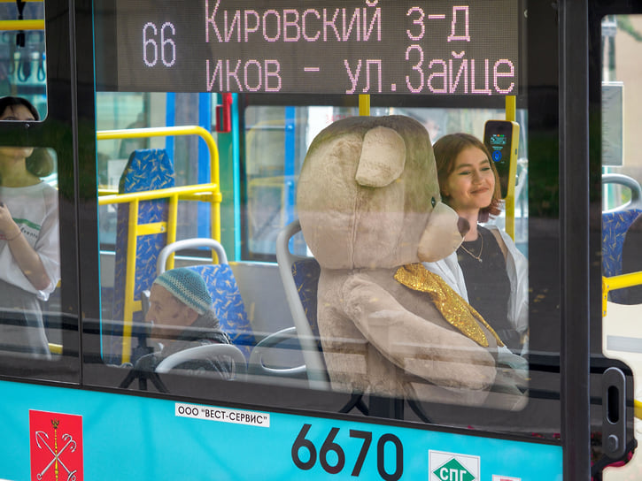 Офлайн-формат сохраняет популярность благодаря эмоциональной составляющей, превращая покупку игрушки в праздник для ребенка