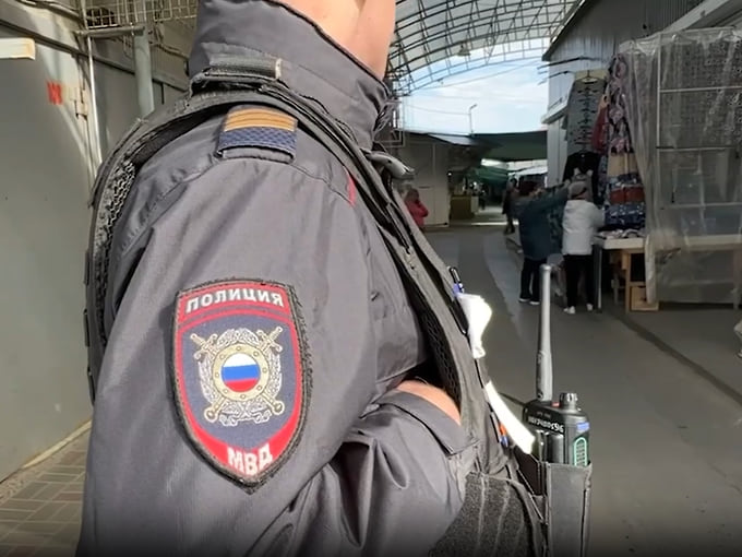 На ростовском рынке полиция нашла антисанитарию, запрещенку и нелегалов