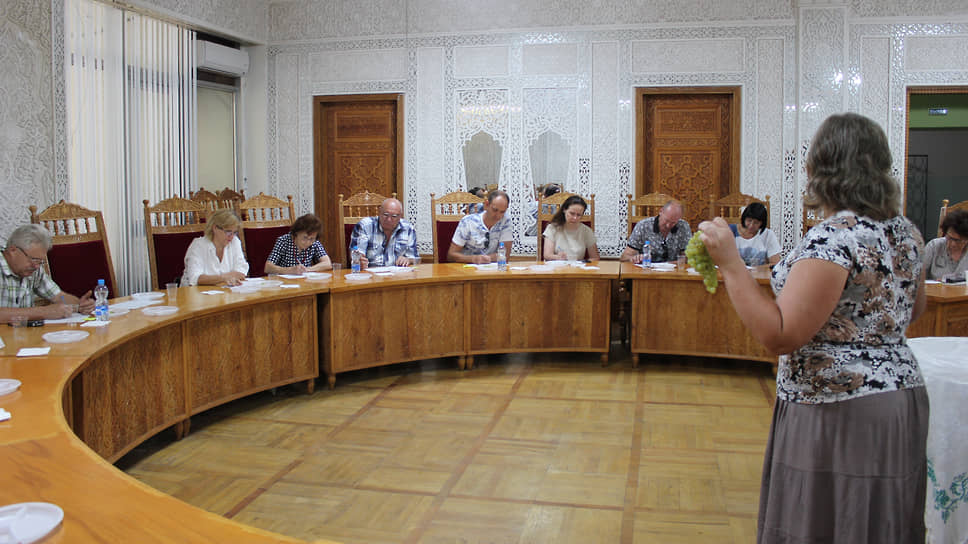 Во время работы комиссии по дегустации винограда в дегустационном зале ВНИИВиВ 