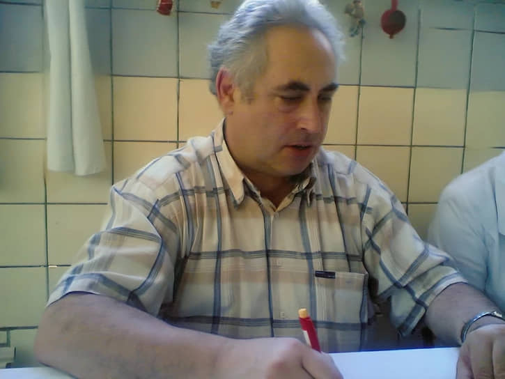 «Мне было лет 10, я начитался разных детективов. Но разыскивать людей мне, видимо, было не суждено – мама забрала из школы в медицинское училище. Там я уже «заболел» психиатрией. На втором курсе у меня появился замечательный преподаватель Александр Глинов, он и привил мне любовь к будущей работе» (из интервью газете «Комсомольская правда»). В детстве Саша мечтал стать следователем или работать в милиции криминалистом. Родственники отговорили его от карьеры в органах — опасались осложнений из-за отца, живущего в США. После семи классов школы Александр поступил в Чечено-Ингушское республиканское медицинское училище, которое окончил с отличием. В 1968 году также с отличием окончил Ростовский медицинский институт