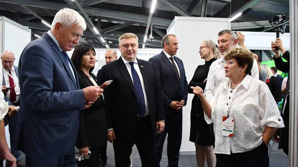 По данным правительства Ростовской области, АПК региона поставляет товары в 100 стран, доля региона в общероссийском агроэкспорте составляет около 12%. По итогам 2025 года, было экспортировано около 17 млн т продукции на $5,2 млрд На фото: (слева — направо) заместитель председателя Законодательного собрания Ростовской области — председатель комитета по аграрной политике, природопользованию, земельным отношениям и делам казачества Вячеслав Василенко, генеральный директор Агентства инвестиционного развития Ростовской области и глава комитета Заксобрания Дона по экономической политике Игорь Бураков в рамках форума пообщались с учредителем и директором зерноградского ООО «ПКФ «Маяк» Любовью Железной (справа). Предприятие производит крупы и является один из активных экспортеров Ростовской области