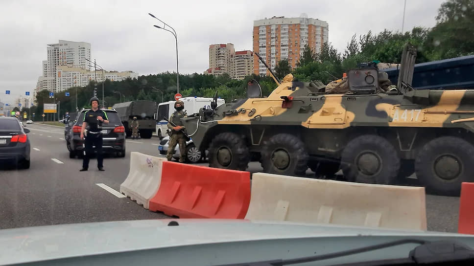 Минобороны, в свою очередь, обратилось к бойцам ЧВК с призывом проявить благоразумие и сложить оружие; в Москве, Подмосковье и Воронежской области ввели режим контртеррористической операции; в Липецкой, Тульской и Московской областях частично запретили транзитный проезд, а в Воронежской области полностью перекрыли движение по трассе М-4 «Дон». Параллельно в соцсетях появлялись кадры продвижения колонны вагнеровцев на север На фото: военная техника на въезде в Москву