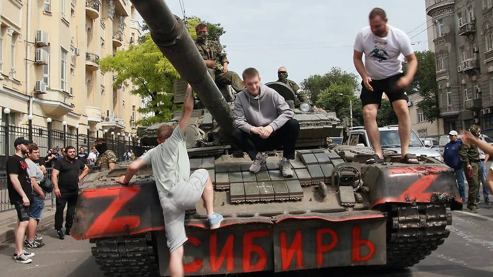В регионах России отменялись выпускные вечера и другие массовые мероприятия, по всей стране демонтировали баннеры ЧВК «Вагнер», депутаты, сенаторы, губернаторы и др. чиновники выражали решительную поддержку президенту и осуждали мятежников. Однако Евгений Пригожин отказался сложить оружие