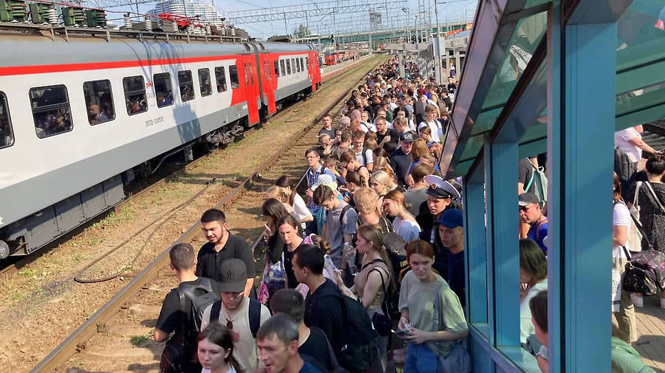 В Ростове-на-Дону во время попытки вооруженного мятежа были временные ограничения в работе общественного транспорта. В частности, на пригородном вокзале столицы региона образовалась многочисленная толпа пассажиров