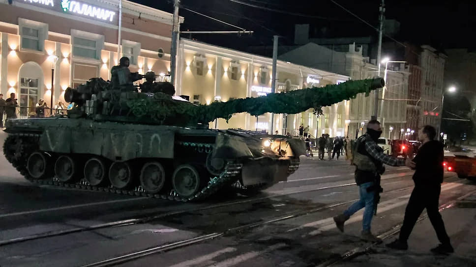 Ближе к 24:00 Евгений Пригожин покинул штаб ЮВО в Ростове-на-Дону, из города вышли и все бойцы ЧВК. К вечеру следующего дня местонахождение основателя «Вагнера» не было известно, новых публичных заявлений он не делал. СМИ констатировали, что крайне острый конфликт властям удалось урегулировать всего в течение суток, избежав больших человеческих потерь и серьезных разрушений. На фото: гусеничная техника ЧВК повредила в Ростове более 10 тыс. кв. м автодорог, сильнее всего пострадало покрытие в центре, у штаба ЮВО