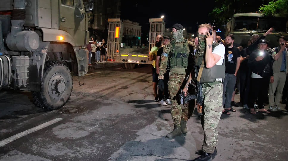 В ночь на 24 июня в соцсетях стали распространяться видеообращения заместителя командующего объединенной группировкой войск в зоне спецоперации Сергея Суровикина и первого замначальника Главного управления Генштаба Владимира Алексеева (один из кураторов ЧВК в Минобороны), которые призывали бойцов и командиров «Вагнера» остановиться. В ответ Евгений Пригожин заявил, что ЧВК «входит в Ростов». Утром в соцсетях появились кадры, на которых люди в камуфляже занимают расположенный в Ростове-на-Дону штаб Южного военного округа (ЮВО)