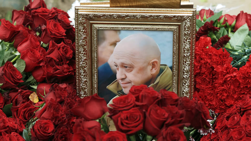 Два месяца спустя, 23 августа 2023 года, самолет с руководством ЧВК «Вагнер» (включая Евгения Пригожина и Дмитрия Уткина) потерпел крушение в Тверской области. На борту было 10 человек (семь пассажиров и три члена экипажа). Все погибли. На фото: могила Евгения Пригожина на Пороховском кладбище в Санкт-Петербурге