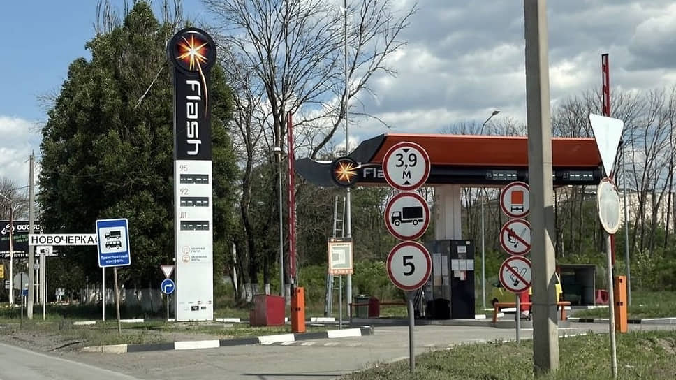 Дефицит топлива, по словам водителей, наблюдается и в ближайших крупных городах. К примеру, в Новочеркасске