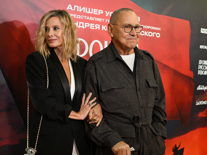 В одном из интервью актриса высказала мнение, что театр и кино — «исключительно коллективное творчество». «Когда есть во главе такая мощная движущая сила, как режиссер, который не просто знает, что он делает, но еще и любит своих артистов и готов каждому из них не просто время уделить, но любви дать, то все артисты растут»,— отметила она