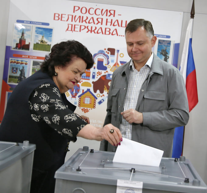Губернатор Ростовской области Юрий Слюсарь учился в ростовской школе №96 имени Нагибина (ныне школа №96 «Эврика-Развитие»). В 2025 году он вместе со своей мамой проголосовал на выборах главы региона на участке, организованном в этой школе