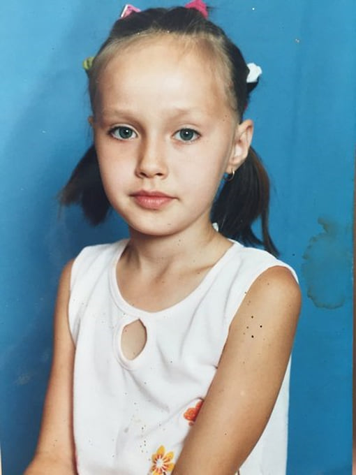 Модель Анастасия Костенко родилась и училась в школе в городе Сальске Ростовской области. Ее мама работала школьным психологом, а будущая знаменитость с ранних лет занималась музыкой по классу фортепиано и участвовала в местных детских конкурсах красоты