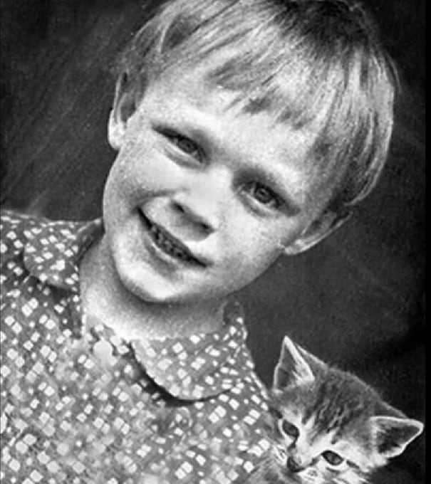 Актер Сергей Жигунов учился в ростовской школе №20, но его отчислили за плохое поведение из восьмого класса. После этого учился в школе №75 Ростова-на-Дону
