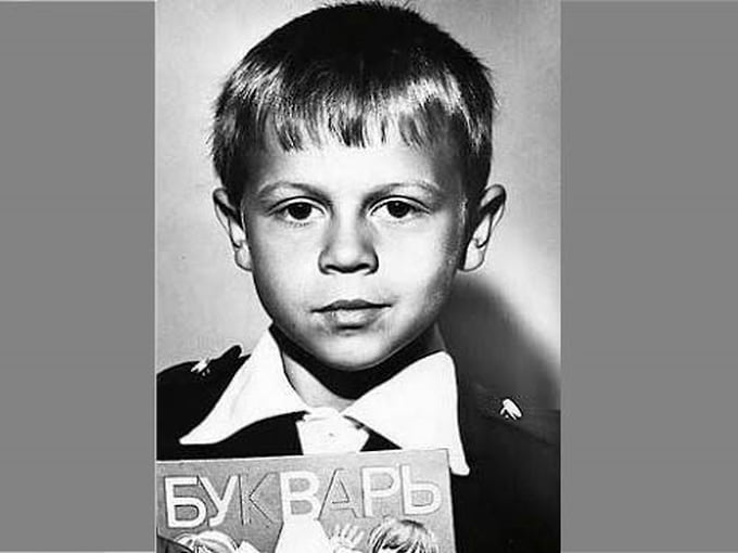Павлу Деревянко учеба давалась тяжело, в восьмом классе он оставался на второй год, после чего пробовал поступать в разные училища. Учился будущий актер в средней школе №7 в городе Таганроге. В подростковом возрасте будущий актер начал заниматься в театральной студии