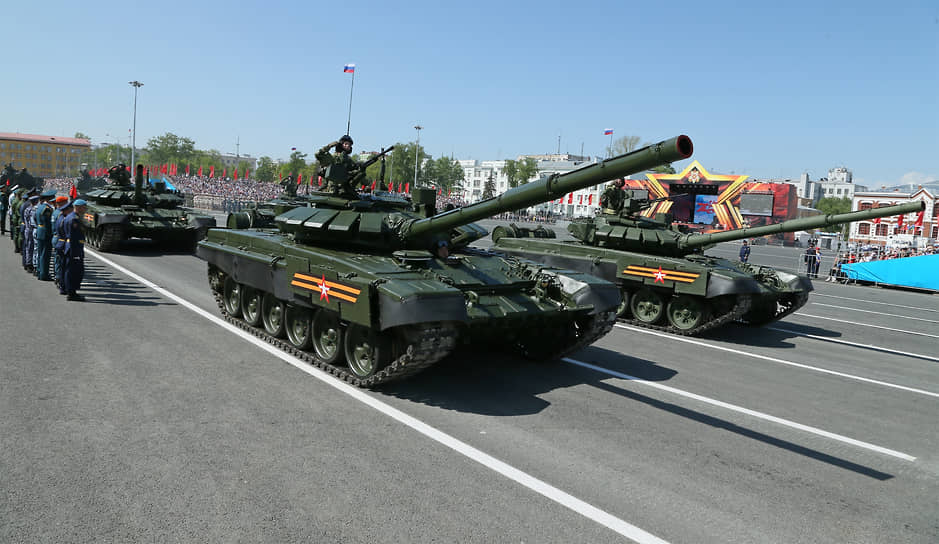 Военная техника на площади Куйбышева