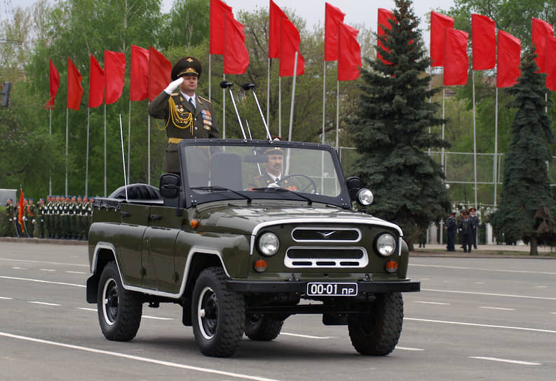 Принимающий парад генерал