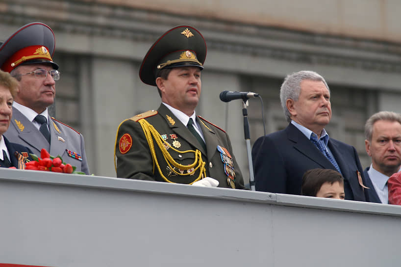 Справа — тогдашний губернатор Самарской области Титов (2006 год)