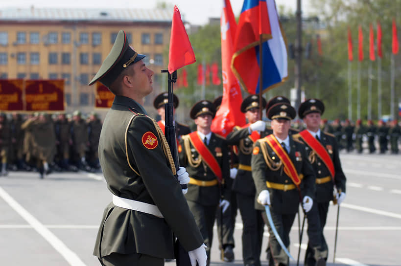 Военный парад в честь дня Победы на площади Куйбышева в Самаре. 9 мая 2011 года