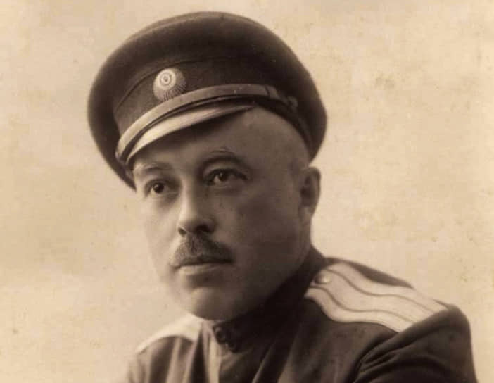 Последний атаман Оренбургского казачьего войска, участник русско-японской и первой мировой войн генерал-лейтенант Александр Дутов (1879-1921) не учился в Оренбургском казачьем училище. Один из лидеров белого движения в годы Гражданской войны и сподвижник верховного главнокомандующего Русской армии Александра Колчака в 1897 году окончил в Оренбурге Неплюевский кадетский корпус (существует до сих пор). Но выпускником казачьего училища был отец знаменитого военачальника — Илья Петрович. Сам же Александр Дутов с 1909 по 1916 год сначала был преподавателем в этом учебном заведении, а затем и его начальником