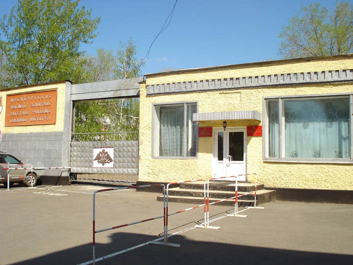 В 1973 году с развитием зенитно-ракетных комплексов в качестве основы ПВО Сухопутных войск Советской Армии (СА) училище получило новую жизнь и получило новое название «Оренбургское высшее зенитное ракетное командное училище имени Г.К. Орджоникидзе» (ОВЗРККУ). Помимо командиров для ПВО Сухопутных войск СА военный вуз готовил специалистов для армий стран Варшавского договора. На фото — главный КПП ОВЗРККУ (начало 2000-х годов)