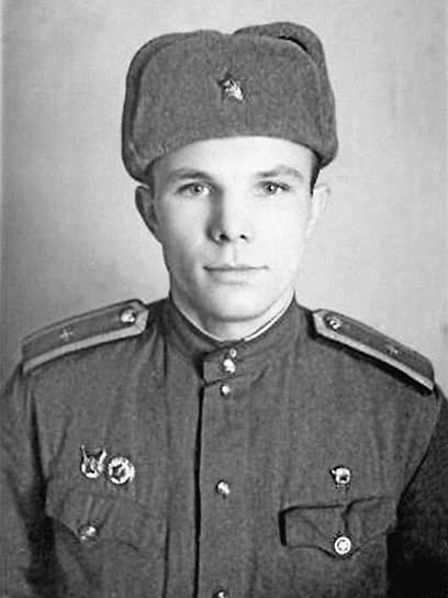 «Оренбургская зенитка» связана и с именем первого космонавта планеты Земля Юрием Гагариным. Хотя сам он с 1955 по 1957 году обучался в Оренбурге в первом военном авиационном училище летчиков имени К.Е. Ворошилова (впоследствии — ОВВАКУЛ, расформировано в 1993 году), уже после своего полета в космос Юрий Гагарин не раз приезжал в Оренбург и в качестве почетного гостя посещал учебное заведение. В последний раз это случилось незадолго до его гибели в ходе учебного полета в марте 1968 года. Нынешний выпускной курс кадетского училища носит имя Юрия Гагарина — в честь 65-летия первого полета человека в космос. На фото — студент первого курса ЧВАУЛ (с 1938 по 1957 год Оренбург назывался Чкалов) Юрий Гагарин (фото 1955 года)