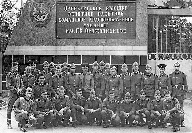 С 1973 года училище осуществило 32 выпуска лейтенантов, и с 1998 года было сначала преобразовано в филиал Военного университета войсковой ПВО ВС РФ, а в 2008 году расформировано. В том же году состоялся и последний выпуск «зенитки». Всего с момента основания в 1936 году училище выпустило более 25 тыс. офицеров. На фото — выпускники 1983 года
