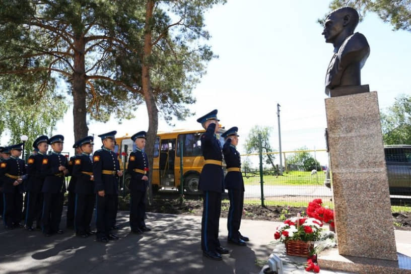 Памятник Александру Прохоренко установлен и на его малой родине в селе Городки Оренбургской области, где он был захоронен с воинскими почестями 6 мая 2016 года. С тех пор «президентские кадеты», наследники оренбургских «зенитчиков», ежегодно посещают мемориал в селе Городки