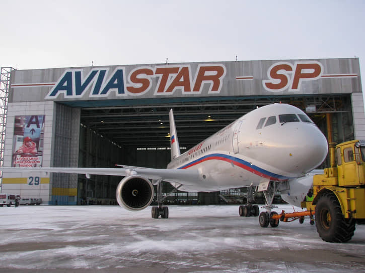 Всего на УАПК-«Авиастаре» было выпущено 53 самолета Ту-204 разных модифицикаций. Из них два самолета Ту-204СМ — модели, которая считалась перспективной. Но по экономическим причинам эта программа была закрыта. На фото Ту-204-300 после испытаний на летно-испытательном комплексе «Авиастара»