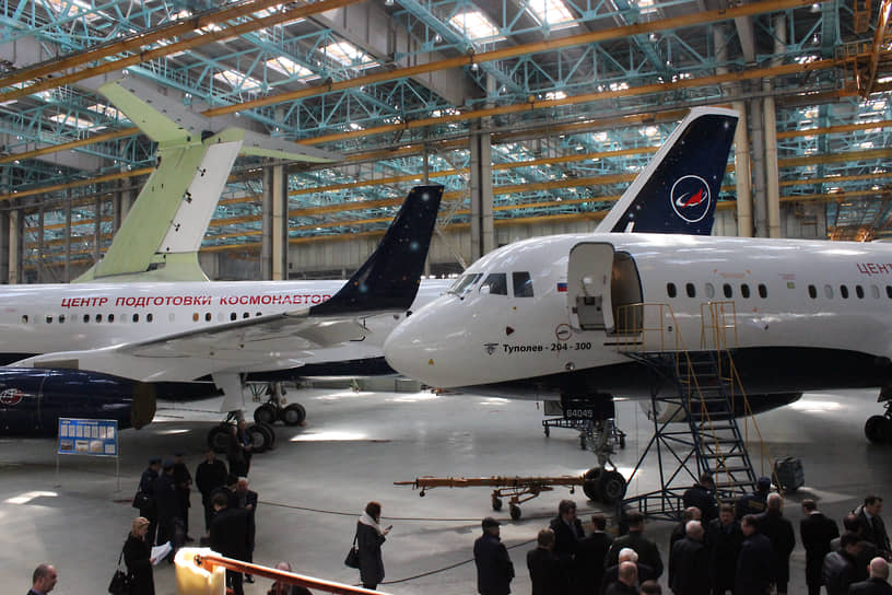 Два самолета Ту-204-300 были переданы Центру подготовки космонавтов, еще два самолета были построены в варианте VIP: один — по заказу Рособоронэкспорта, второй был передан специальному летному отряду «Россия» Управления делами президента РФ. Готовые к передаче самолеты Ту-204-300. 2017 год