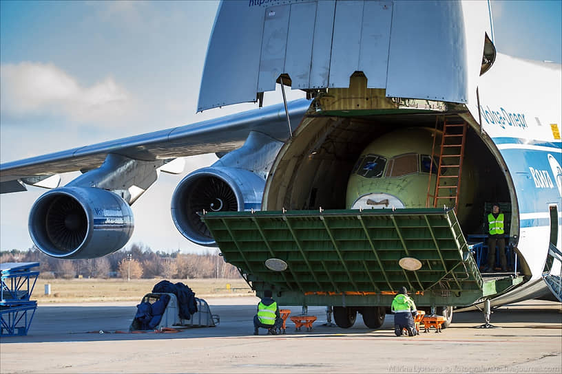 Ан-124-100 «Руслан» авиакомпании «Волга-Днепр» перевозит фюзеляж самолета SSJ-100, 2015 год. В мире до сих пор не создано самолета, который хотя бы приблизился по своим параметрам грузоподъемности к Ан-124