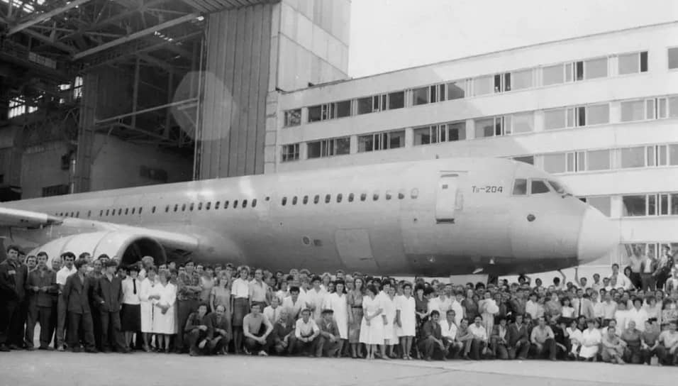С 1987 года УАПК начал подготовку к производству пассажирских среднемагистральных самолетов Ту-204, а уже 17 августа 1990 года Ту-204 совершил свой первый полет. На фото торжественная выкатка из цеха окончательной сборки первого ульяновского Ту-204 в 1990 году