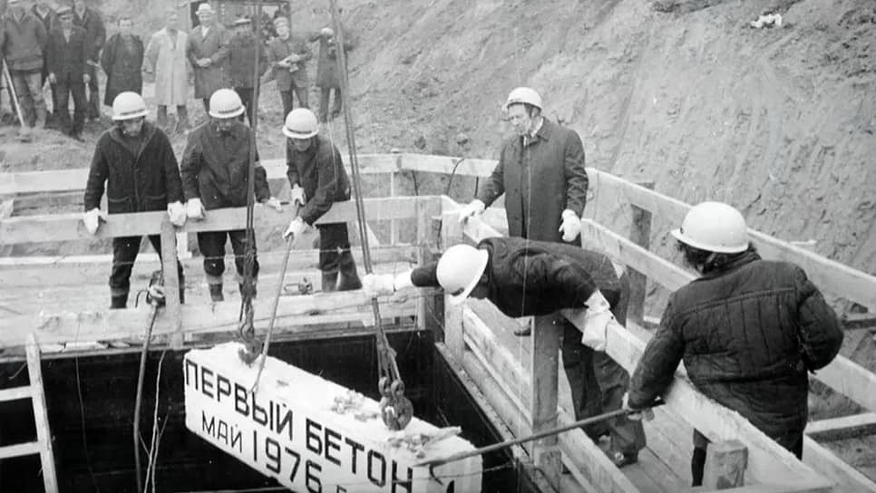 УАПК был объявлен ударной комсомольской стройкой. Торжественная закладка первого бетона в основание будущего Ульяновского авиационно-промышленный комплекса. Этот момент можно назвать рождением «Авиастара», 1976 год