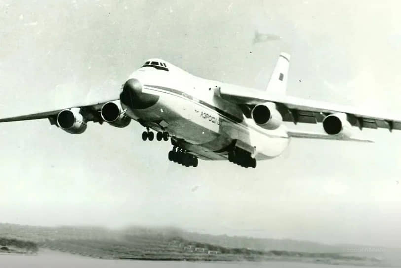 Первый полет первого самолета Ан-124, произведенного в Ульяновске на УАПК, состоялся 30 октября 1985 года. Самолет, выполняя первый испытательный полет, пролетел над авиакомплексом и районом авиастроителей, чтобы все работники предприятия могли увидеть великий итог своего труда