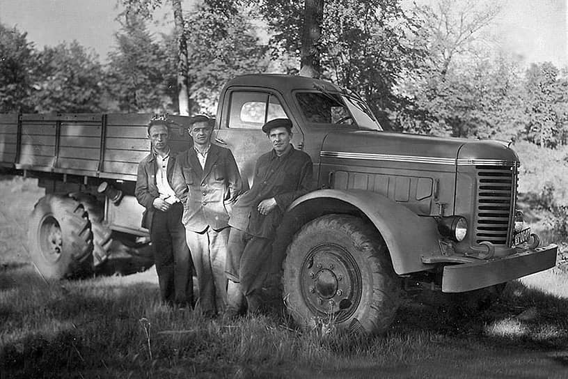 К маю 1943 года на УАЗе был собран первый опытный образец дизельного 4-тонного грузовика — УльЗИС-253, который мог бы составить конкуренцию американскому «Студебеккеру», но в серию проект так и не пошел. В конце 1943 года на УАЗе была организована сборка трехосных американских грузовиков «Студебеккер» из комплектующих, которые приходили по ленд-лизу из США