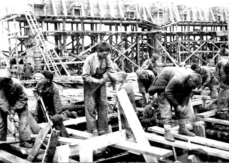22 июня 1943 года Государственный комитет обороны принимает решение о строительстве в Ульяновске автомобильного завода на базе эвакуированных мощностей ЗИСа. На фото: начало строительства корпусов Ульяновского автозавода. 1943 год