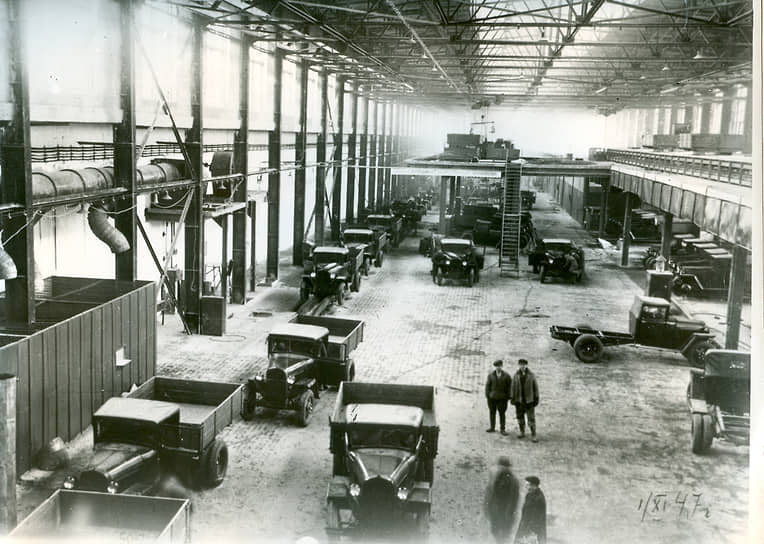 В конце 1944 года автозаводу было поручено освоить новую модель — ГАЗ-АА. На фото: главный конвейер УАЗа. Конец 1940-х годов