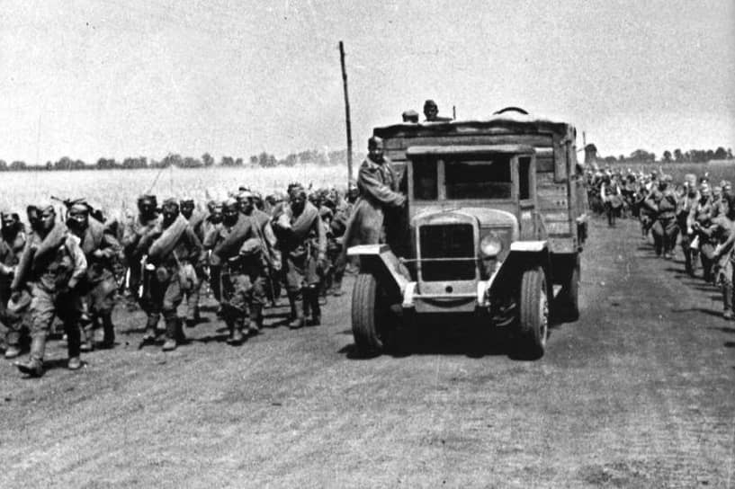 Уже в мае 1942 года УльЗИС начал выпуск автомобилей ЗИС-5В (модификация, приспособленная для условий военного времени) на площадях бывших складов Главного таможенного управления (где сейчас находится Ульяновский моторный завод). На фото: ЗИС-5В на дорогах Великой Отечественной войны