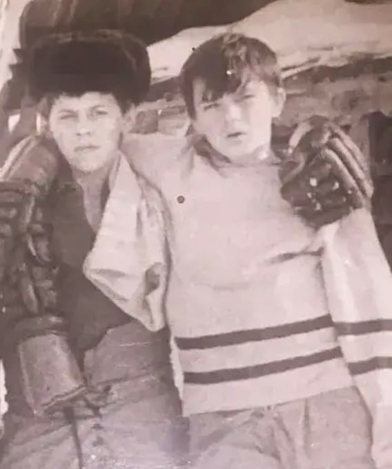 Сиротой первый солист «Ласкового мая» стал в 11 лет, после того как в ноябре 1984 года умерла его мать Вера Шатунова. Родной отец Василий Клименко ушел из семьи, когда Юре было три года, а отношения с отчимом не сложились. Так Юрий Шатунов оказался в своем первом детдоме в родном Кумертау. На фото: Юрий Шатунов (справа) в детском доме, 1984 год