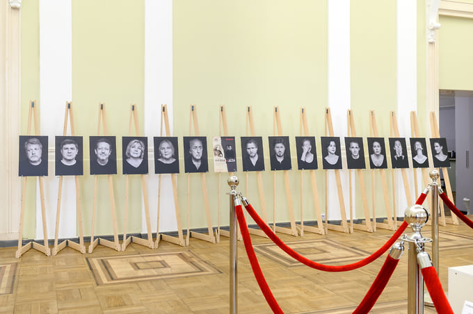 Также в «Зимнем саду» публику ждала фотовыставка — портреты артистов, занятых в спектакле «Отцы и дети», запечатленных Андреем Карповым в моменты подготовки к роли и размышлений о характерах персонажей постановки Александра Баргмана. Фотовыставку можно увидеть до 29 октября