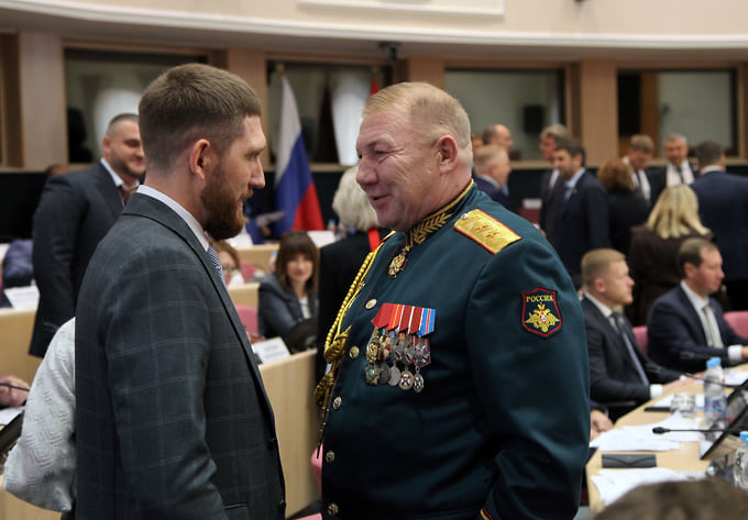 Герой России, депутат Госдумы Денис Портнягин и генерал-лейтенант Андрей Колотовкин, ставший депутатом Самарской губернской думы