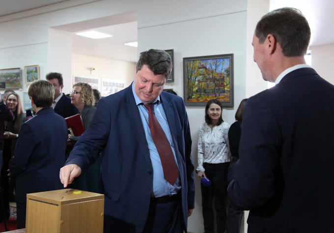 Депутат Михаил Матвеев голосует