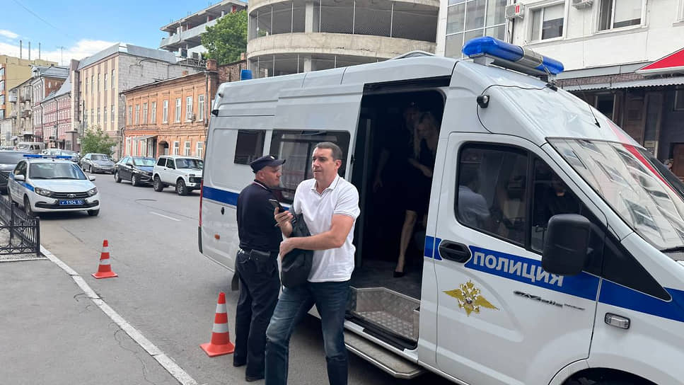 Депутат Саратовской областной думы Александр Анидалов приехал из отдела полиции в суд 