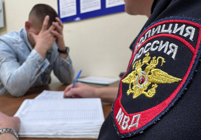 В Энгельсе возбудили дело после гибели трех котят, выброшенных с балкона восьмого этажа